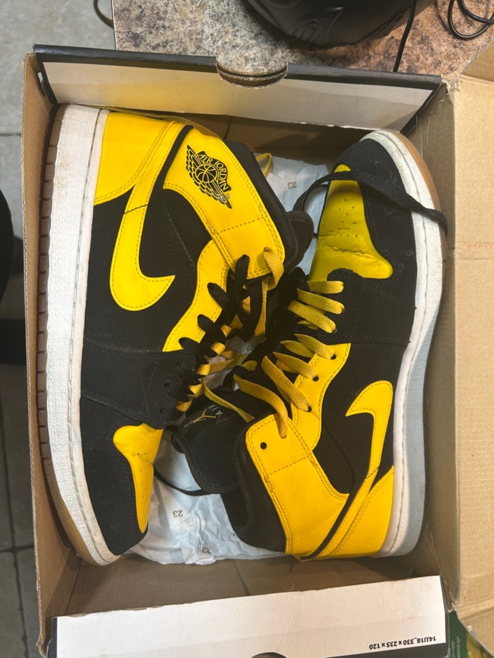 Nike Air Jordan 1 Mid - Black/Yellow - Picture 5 of 5